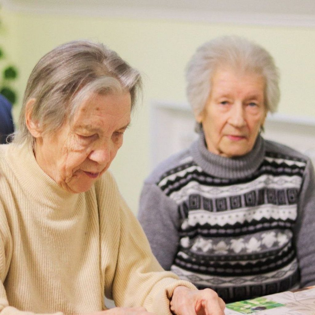 Как отдать своего пожилого родственника в дом престарелых?